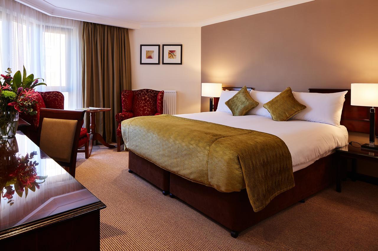 The Bull Otel Gerrards Cross Dış mekan fotoğraf